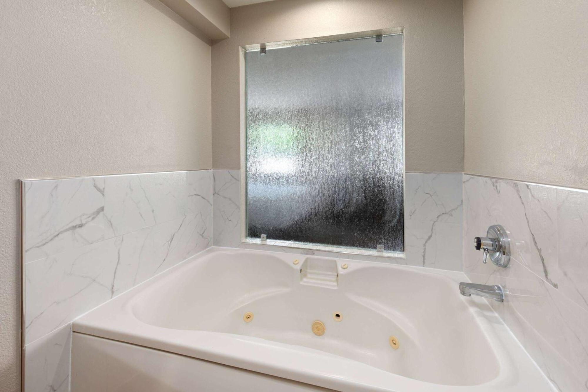 Days Inn By Wyndham Glasgow Extérieur photo